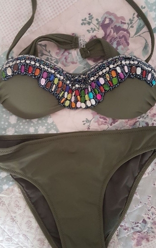Haki renginde boncuklarla işlenmiş bikini... Hiç giyinmedim!.