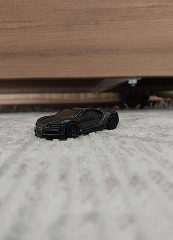  Hot Wheels 16 Bugatti Chiron FYB46