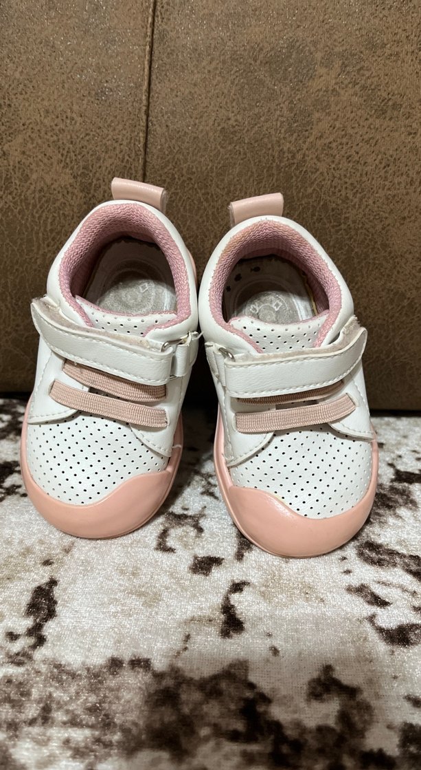 Pembe Detaylı Beyaz Çocuk Spor Ayakkabı — görsel 2/4