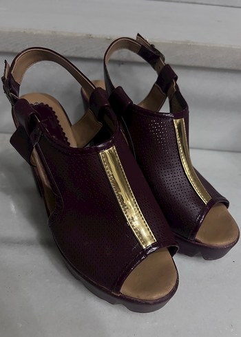 Gold Şerit Detaylı Deri Sandalet - Görsel 2