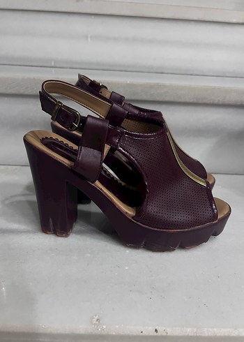 Gold Şerit Detaylı Deri Sandalet - Görsel 3