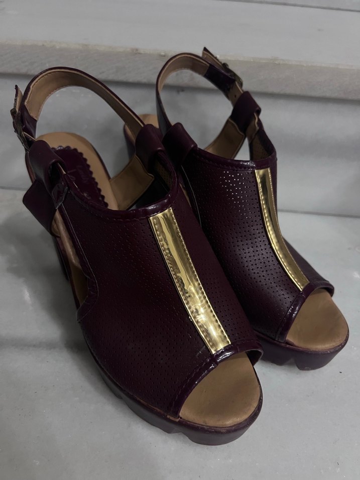 Gold Şerit Detaylı Deri Sandalet - Görsel 2