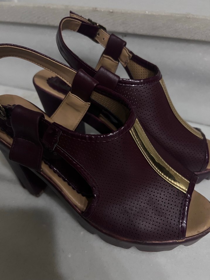 Gold Şerit Detaylı Deri Sandalet - Görsel 4