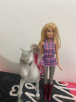 Barbie bebek ve barbie?nin atı