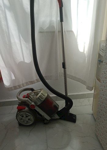 Kırmızı Gri Torbasız Elektrikli Süpürge