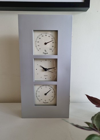 Termometre, saat ve nemölçerli anahtar dolabı