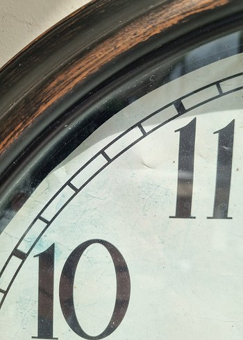Beden Koyu Kahverengi Quartz Duvar Saati