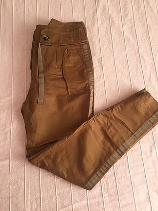 Taba rengi kurdele ve fermuarlı pantolon