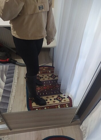 Kusurluu Ön ve yan tarafta deri acilmasi var ama giyilebilir