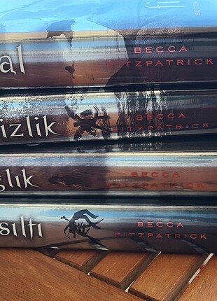 Pegasus yayınları Hush Hush serisi ciltli set