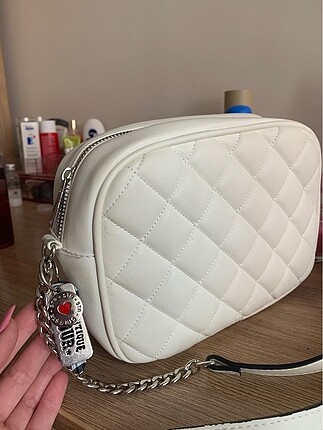 stradivarius beyaz askılı çanta