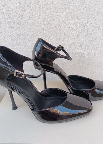 Zara Klasik Siyah Rugan Stiletto Tokalı ayakkabı.