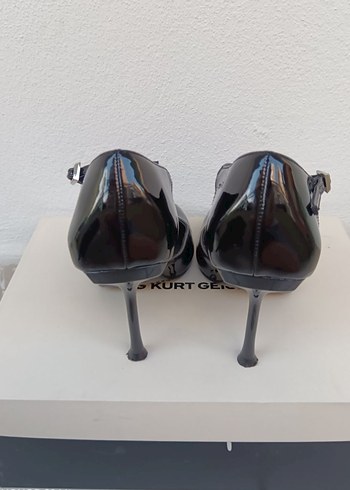 Zara Zara Klasik Siyah Rugan Stiletto Tokalı ayakkabı.