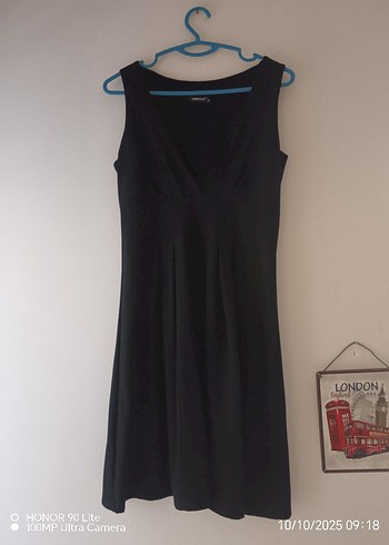 Siyah V Yakalı Kolsuz dizaltı 
Elbise - Görsel 2