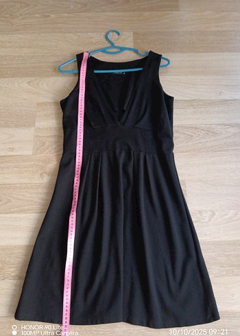 Siyah V Yakalı Kolsuz dizaltı 
Elbise - Görsel 5