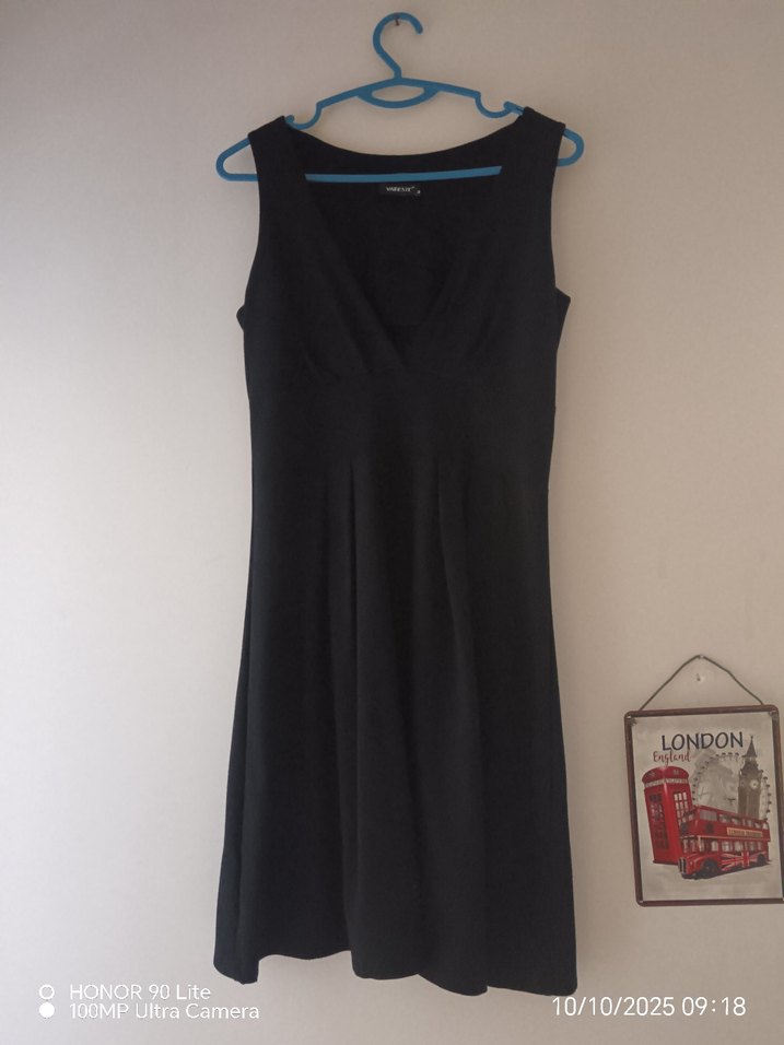 Siyah V Yakalı Kolsuz dizaltı 
Elbise - Görsel 2