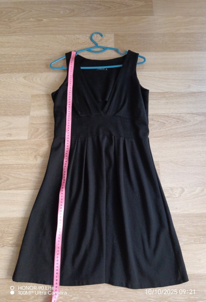 Siyah V Yakalı Kolsuz dizaltı 
Elbise - Görsel 5