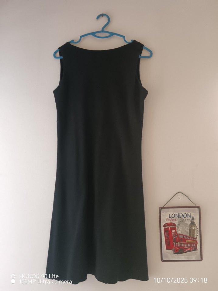 Siyah V Yakalı Kolsuz dizaltı 
Elbise - Görsel 3