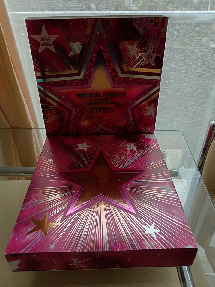 Revoluton Magical makeup advent kalendar. - Görsel 2