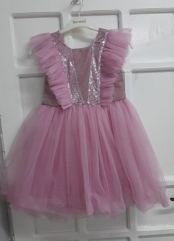 Pembe abiye çocuk