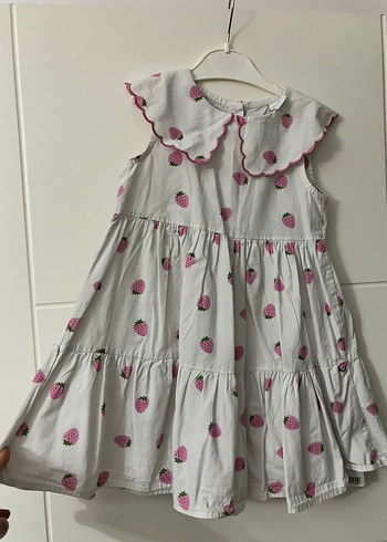 Pembe Çilek Desenli Kolsuz Kız Elbisesi