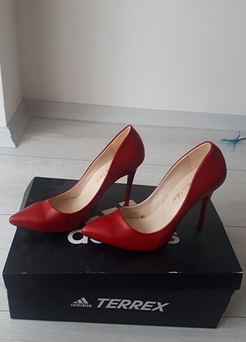 39 numara kırmızı deri stiletto