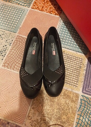 Dolgu topuk siyah ayakkabı 
