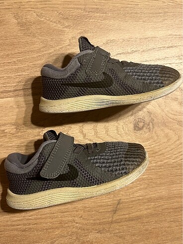 23 Beden Nike revolution
