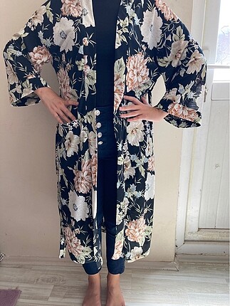 Çiçek desenli siyah uzun kimono