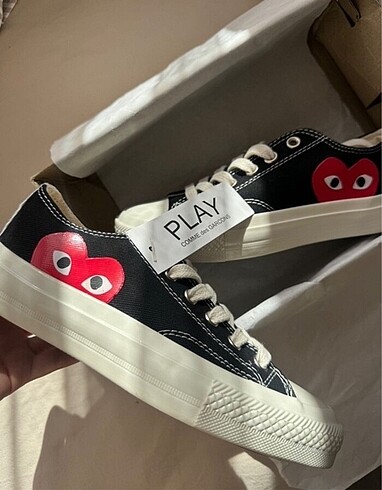 comme des garcons converse siyah kırmızı kalpli