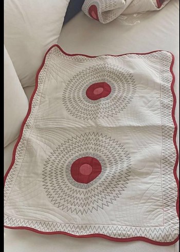 Kırmızı Nakışlı Gri Desenli Yatak örtüsü - Görsel 2
