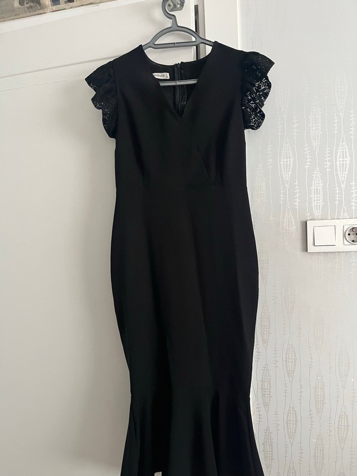 Dantelli Fırfırlı Siyah Uzun Elbise - Görsel 2