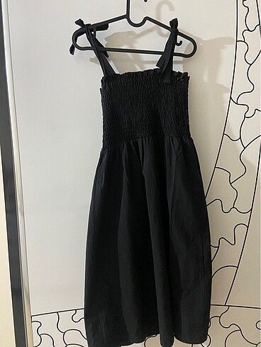 Siyah askılı elbise
