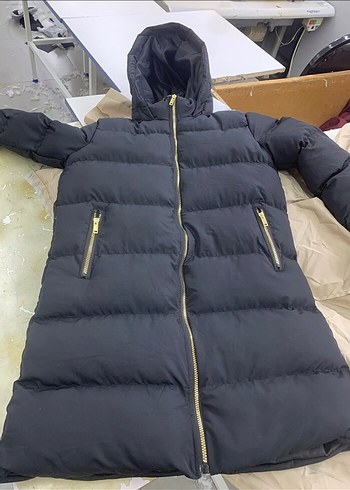 Siyah Kapüşonlu Uzun Kadın Mont
