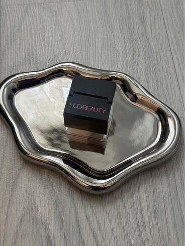 HUDA BEAUTY PUDRA