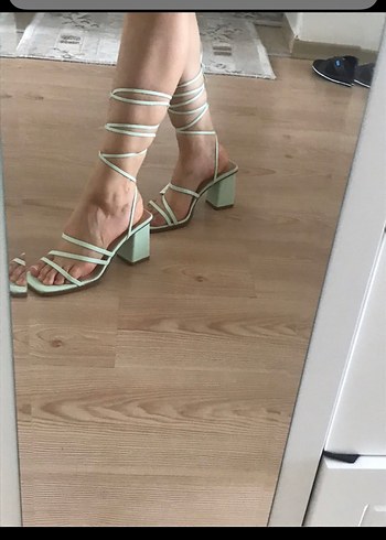 38 Beden yesil baglamalı topuklu