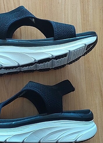 39 Beden siyah Renk Skechers lastikli sandalet