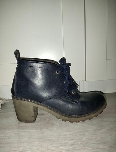 Lacivert bağcıklı bot