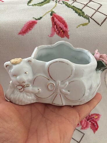 Porselen kedi figürlü çok şirin bir kutu