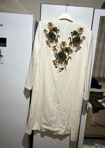 Düğmeli İşlemeli Beyaz Kadın Uzun Kaban - Görsel 3