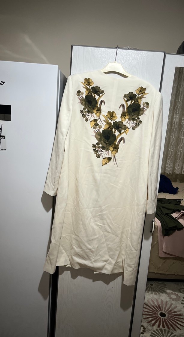 Düğmeli İşlemeli Beyaz Kadın Uzun Kaban - Görsel 3