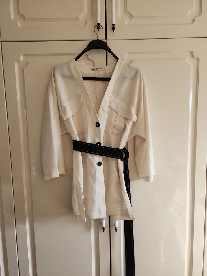 Beyaz Kemerli Kısa Kadın Ceket - Görsel 2