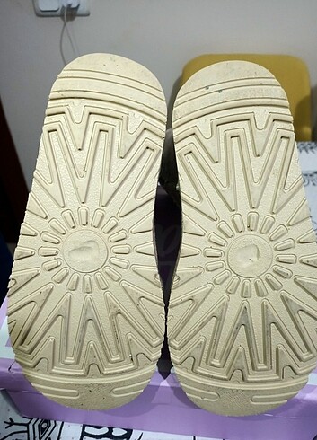 UGG --