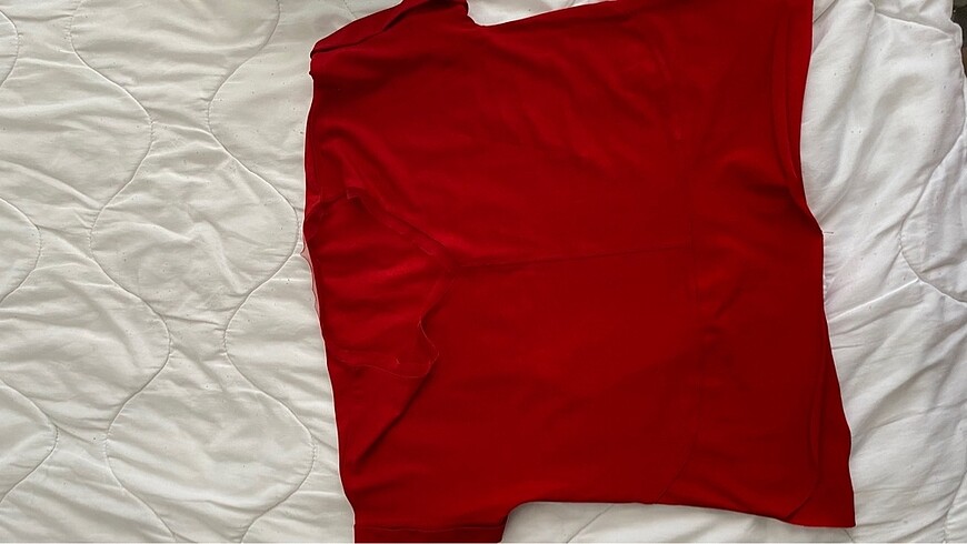 Kırmızı t-shirt