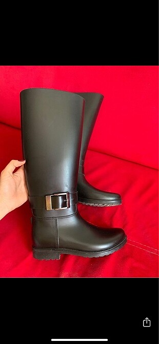 Siyah tokalı yağmur çizmesi