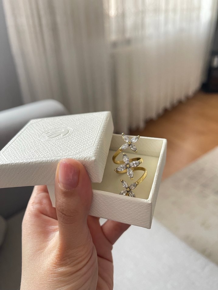 Işıltılı Beyaz Çiçek Desenli Kadın Yüzük - Görsel 3