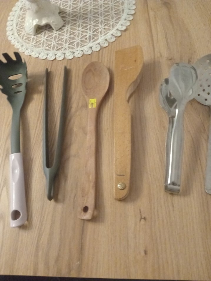 Gri ve Beyaz Mutfak Gereçleri Seti - Görsel 3