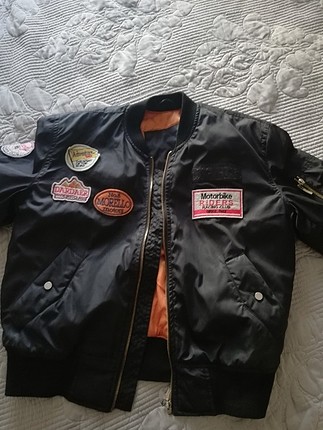 motorcu ceketine benziyor bomber ceket ince değil sıcak tutuyor 