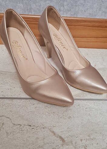 Kadın stiletto ayakkabı 
