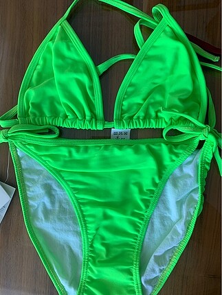 Fosforlu yeşil bikini?
